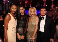 Sharam Diniz, Irina Shayk, dan Eli Mizrahi, bergabung bersama Rita Ora untuk berfoto bersama. Dimitrios Kambouris/Getty Images.