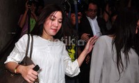 Vika tampak santai dengan blouse berwarna abu-abu. Vika juga terlihat cantik dengan rambut panjangnya yang tergerai.