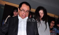 Vika datang ke Polda Metro Jaya dengan ditemani pengacaranya, Syarifuddin Noor.