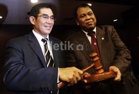 Hamdan Zoelva (kiri) dan Arief Hidayat (kanan) memegang palu seusai terpilih menjadi ketua dan wakil ketua MK.