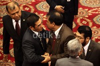 Hamdan Zoelva berjabat tangan dengan Arief Hidayat seusai terpilih menjadi ketua dan wakil ketua MK.
