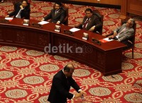 Delapan hakim konstitusi berhak memilih dan dipilih.