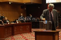 Dalam voting ini, Hamdan Zoelva terpilih menjadi ketua MK. Mantan anggota DPR dari PBB ini mendapat lima suara dari 8 yang diperebutkan.