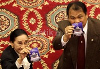 Maria Farida Indrati (kiri) dan Arief Hidayat (kanan) melakukan pemilihan.