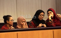 Beberapa warga yang menghadiri pemilihan ketua MK berdoa dari atas balkon.