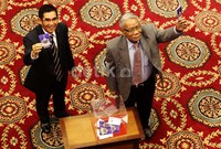 Hamdan Zoelva (kiri) dan Harjono (kanan) melakukan pemilihan.