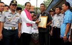 Jokowi Beri Penghargaan Sopir Teladan
