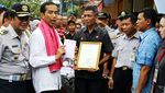 Jokowi Beri Penghargaan Sopir Teladan