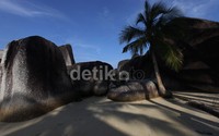 Di taman ini ribuan batu yang berasal dari zaman pra sejarah megalitikum tertata cantik di sepanjang tepian pantai.