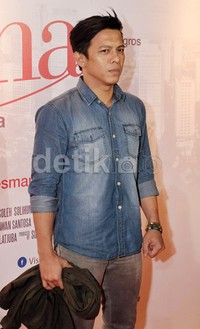 Mantan kekasih Luna Maya itu dibalut kemeja denim yang dipadukan dengan celana abu-abu. Noel/detikHOT.