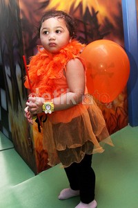 Lucunya Amora dibalut dress dan bulu oranye. Gus Mun/detikHOT.