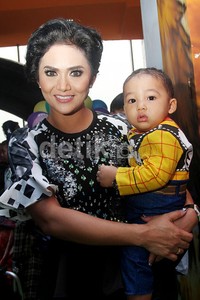 Krisdayanti menggendong Kellen. Gus Mun/detikHOT.