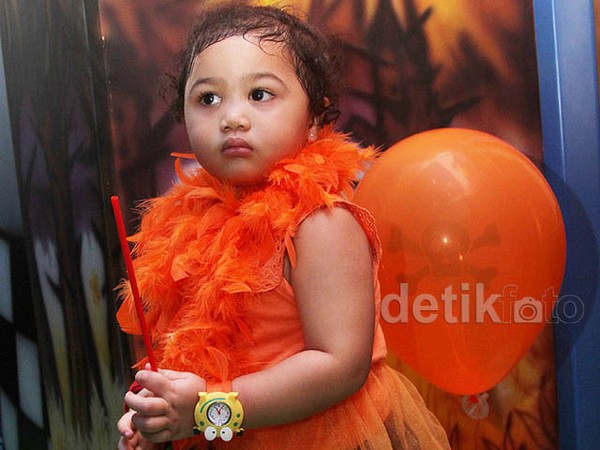 Gemes! Gaya Halloween si Imut Amora
