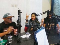 Aku kalau siaran radio kayak gini itu ingat zaman dulu. Aku pernah juga menjadi penyiar radio dulu, katanya yang tengah mempromosikan film 'Bangkit dari Lumpur' di Surabaya.