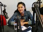 Ketika Dewi Persik Jadi Penyiar Radio