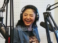 Dengan semangat, dirinya pun menyapa para pencinta radio setempat.
