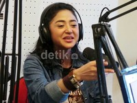 Dulu banget deh sebelum aku seperti sekarang aku kerja siaran radio di daerah kelahiranku sana dan aku senang sekarang bisa ada di sini, katanya seraya tersenyum.