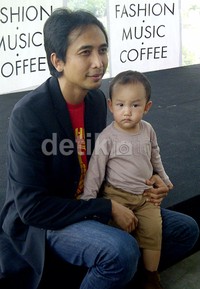 Piyu mengajak Avanindra Satriyo di jumpa pers.