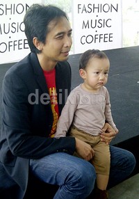 Putra Piyu itu tampak menggemaskan dengan kaus lengan panjang dan celana berwarna khaki.