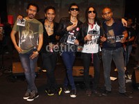 Dalam album terbarunya itu, Slank masih mengambil tema utama tentang masalah sosial dan politik yang ramai dibicarakan saat ini.