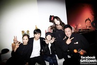 Taeyeon, Sunny, dan Yuri ‘SNSD’ berpose bersama Kim Min Jong. (SME)