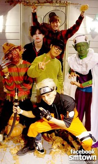 Donghae ‘Super Junior’ dan Kai ‘EXO’ berpose dengan SHINee. (SME)