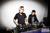 Amber 'f(x)' menunjukkan keahliannya sebagai Disk Jockey (DJ). (SME)