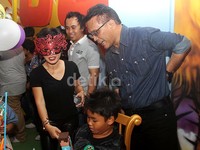 Penyanyi bertubuh mungil tersebut didampingi juga oleh mantan suaminya, Henry Siahaan. Gus Mun/detikHOT.
