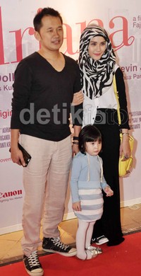 Sybil terlihat lucu dengan dress hoodie biru dengan aksen stripes-nya. Noel/detikHOT.