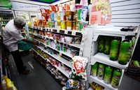 Seorang pembeli memilih produk-produk makanan jadi yang dijual di salah satu minimarket di Jakarta, Jumat (1/11/2013).