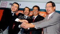 (Kiri ke kanan) Senior Managing Director AEON mall Jepang Seiichi Chiba, Dirut BNI Gatot M Suwondo, Presdir PT AEON Mall Sinarmas Land Indonesia Ryuma Okazaki, dan Presdir Bank Mizuho Indonesia Akihiro Saito, berjabat tangan bersama seusai penandatanganan kerjasama layanan perbankan terpadu.