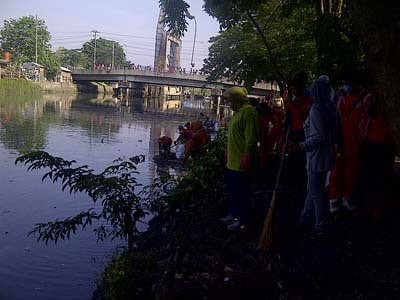 Risma Pimpin Warga Surabaya Bersih-bersih Sungai