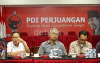 Wakil Ketua Komisi II DPR RI Fraksi PDI Perjuangan, Arif Wibowo, Mantan Komisioner Bawaslu yang menjadi Caleg PDI Perjuangan, Agustiani Tio F Sitorus, Peneliti Statsitik LSI, Iman Sukirman, dan Pengamat Sosial Politik, Tadjudin Nur Efendi saat memberikan keterangan pers soal DPT Pemilu 2014.