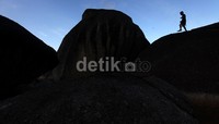 Mereka terutama anak-anak akan menghabiskan waktu sore hari dengan menyelusuri bebatuan tersebut.