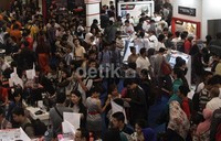 Pameran yang digelar sejak hari Rabu lalu hingga besok hari tersebut hari ini dibanjiri ribuan pengunjung.