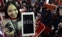 Para SPG siap menjelaskan produk-produk yang ditawarkan di setiap stand.