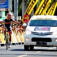 Mobil Media Ganggu Selebrasi Juara Etape 1 Banyuwangi Tour de Ijen