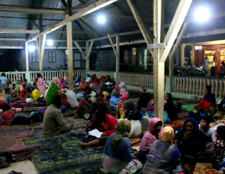 Listrik Padam dan Hujan Lebat, Warga Korban Letusan Sinabung Makin Takut