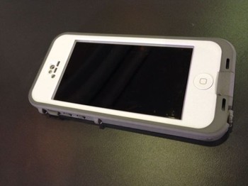 Lifeproof, nama aksesoris yang dipamerkan di ajang Indocomtech di JCC, Senayan, Jakarta tersebut, berdesain layaknya cover bodi. Cover ini sanggup menahan masuknya air kedalam komponen iPhone maupun iPad.