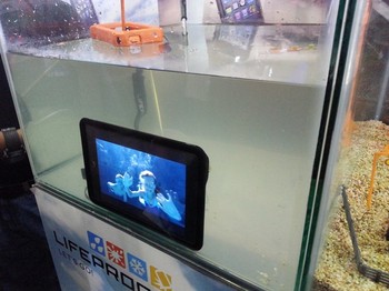 Dengan Lifeproof, perangkat iPhone dan iPad diklaim sanggup berada pada kedalaman air mencapai 2 meter selama kurang lebih sekitar 30 menit.