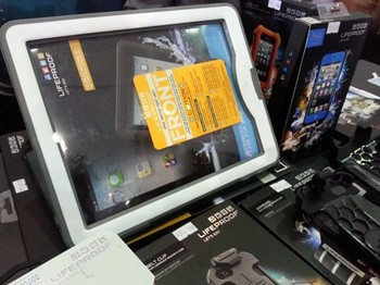     Sayangnya saat ini Lifeproof baru hanya tersedia untuk iPhone 5. Untuk versi iPad telah tersedia untuk iPad 2, iPad 3, dan iPad 4.     