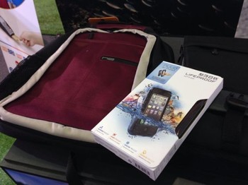 Produk ini dibanderol Rp 1,1 juta untuk versi iPhone 5 dan Rp 1,5 juta untuk versi iPad. Dalam paket penjualannya, sudah termasuk garansi 1 tahun, bonus sebuah tas merk Belkin senilai Rp 500 ribu dan topi.