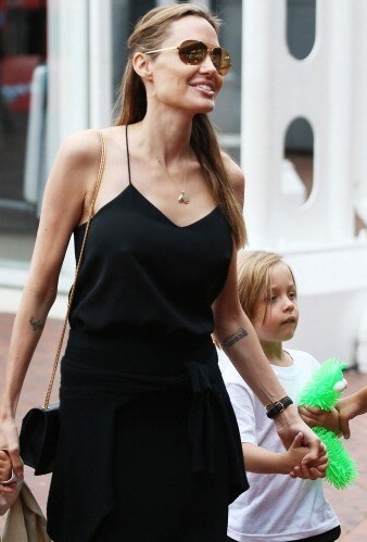 Angelina Jolie Stres Gara-gara Payudara Barunya