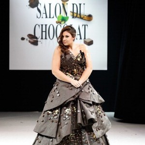 Berbalut Coklat Seberat 6 Kg, Bartoli Beraksi di Atas Catwalk