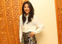 Kemeja putih dan rok etnik Olivia. (Gus Mun/detikhot)