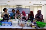 Istri Pengemudi Taksi Dapatkan Pelatihan Membuat Kue