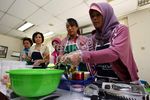Istri Pengemudi Taksi Dapatkan Pelatihan Membuat Kue