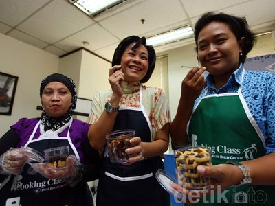 Istri Pengemudi Taksi Dapatkan Pelatihan Membuat Kue