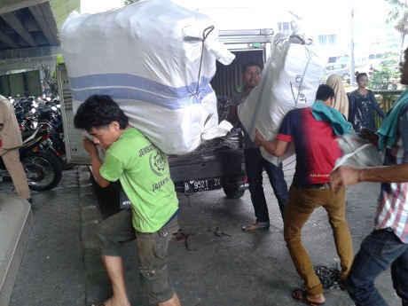 Bongkar Muat di Tanah Abang Masih Terlihat Meski Waktunya Sudah Diubah