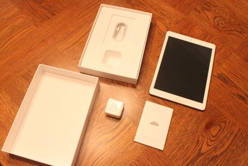 Tentu saja iPad generasi kelima dari Apple tersebut berbeda dengan versi sebelumnya. iPad Air hadir dengan tubuh yang lebih mengecil dan berat tak lebih dari satu pon saja. (Kredit foto: BusinessInsider)     
